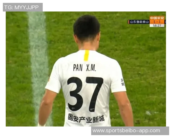 赫拉芬贝赫在禁区外遭铲倒主裁未判罚比赛继续进行引发争议 赫拉芬贝赫在禁区外遭铲倒主裁未判罚比赛继续进行引发争议